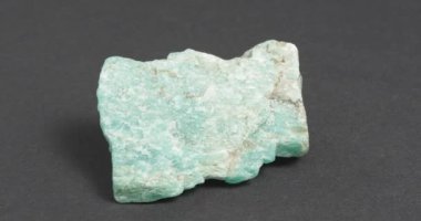 Karanlık bir arka planda Amazonite. Egzotik süs taşı.