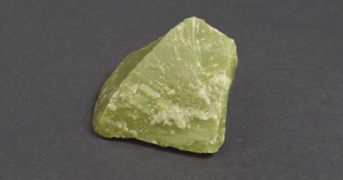 Opal ungvarit. Karanlık bir arka planda rotasyon. Doğal mineral.