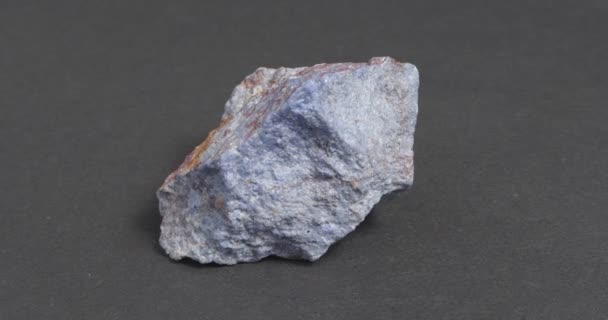 Desumortierita mineral. La piedra de joyería es azul. Piedra ornamental. — Vídeos de Stock