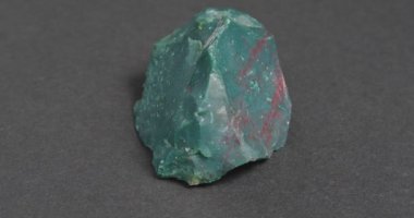 Karanlık bir arka planda mineral heliotrope.