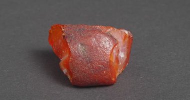 Karanlık bir arka planda mineral carnelian.