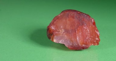 Yeşil arka planda mineral carnelian.