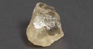 Koyu arkaplanda mineral rauchtopaz.