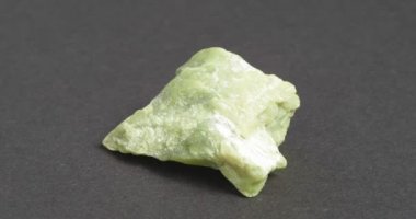 Koyu arkaplanda mineral bobini.