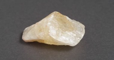 Koyu arkaplanda mineral sitrin..