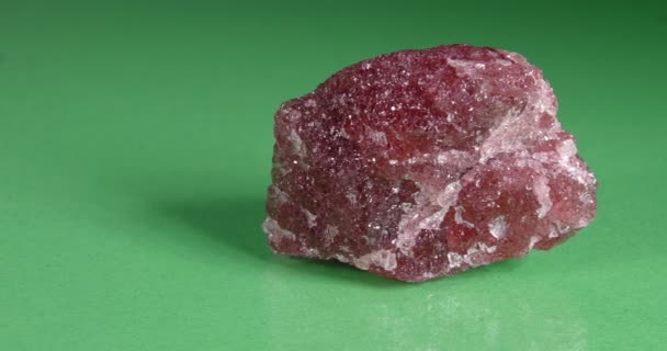 Mineral strawberry quartz on a green background. — Stock Video