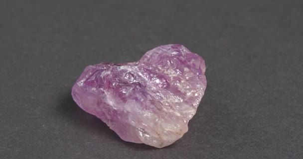 深色背景下的矿物紫水晶. — 图库视频影像
