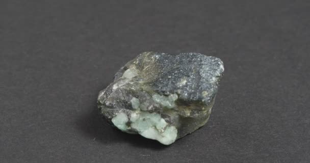 Smaragd in de rots, berylmineraal op een donkere ondergrond. — Stockvideo
