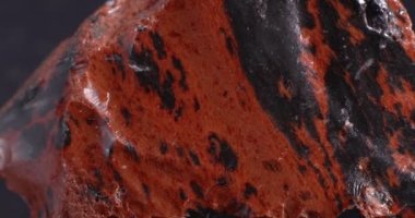 Obsidian maun ağacı. Cahil kaya. Yakın çekim taş dokusu.