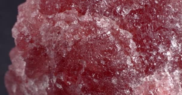 Aardbeienkwarts. Close-up minerale textuur. — Stockvideo