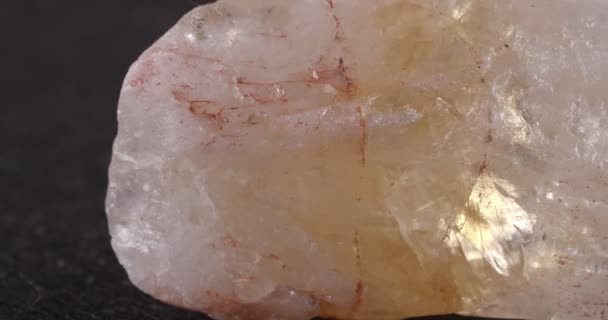 Mineralcitrin vorhanden. Steinstruktur in Nahaufnahme. — Stockvideo