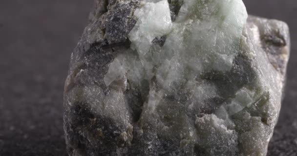 Esmeralda en la roca, mineral de berilo. Textura de piedra de primer plano. — Vídeos de Stock