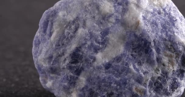 Sodalita mineral. Textura de piedra de primer plano. — Vídeos de Stock
