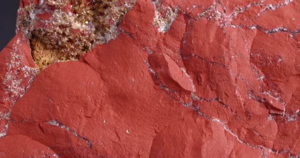 O Jastic é vermelho. Close-up da estrutura da pedra. Pedra ornamental semipreciosa. — Vídeo de Stock