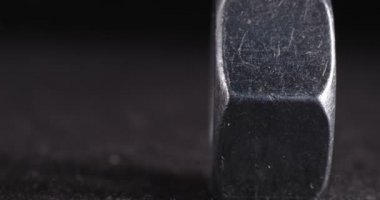 Karanlık arka planda yakın plan çekimini boş ver. Daha Fastener.