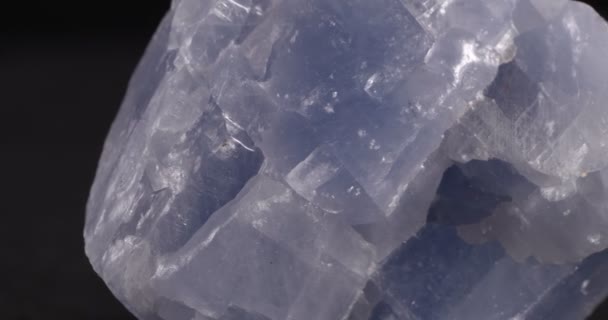 Kalciumblått. Närbild av stenens struktur. — Stockvideo