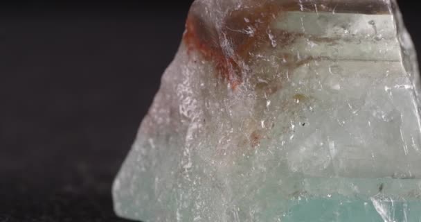 Groen calciet. Een gewoon mineraal. Close-up van de structuur van de steen. — Stockvideo