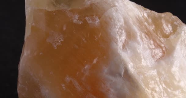 Calcite orange. Gros plan texture de pierre. Panorama. — Video
