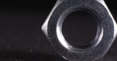 Karanlık arka planda yakın plan çekimini boş ver. Daha hızlı, tam yüz..