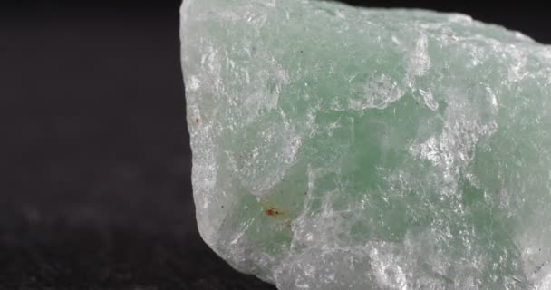 Minerale aventurijn. Close-up van de structuur van de steen. — Stockvideo