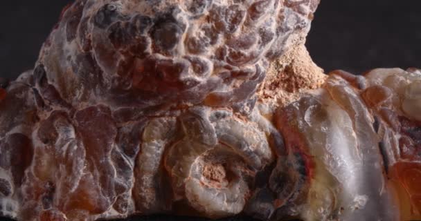 Achátová geoda. Vnější plášť. Detailní záběr na strukturu kamene. — Stock video