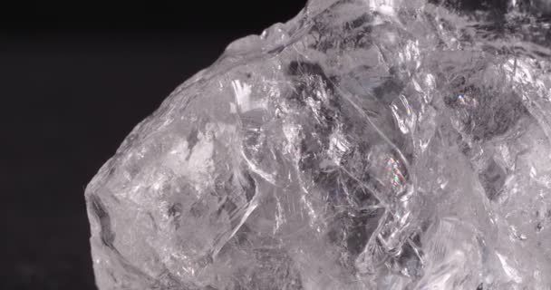 Strass mineral. Närbild av stenens struktur. — Stockvideo
