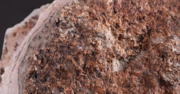Kalciumrosa. Obehandlad natursten. Närbild av stenens struktur. — Stockvideo
