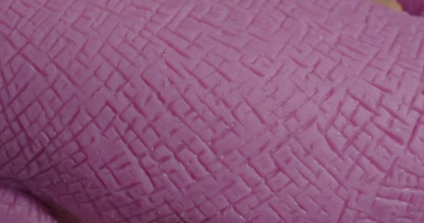 De textuur van het siliconen speeltje is close-up. Macro fragment onder de huid van een reptiel. — Stockvideo