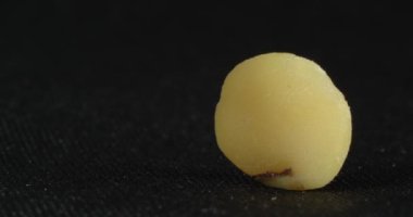 Mercimek sarıdır. Mercimek tanecikleri.