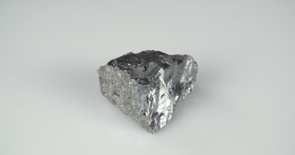 Rotación mineral de galena sobre fondo blanco. Mineral de plomo. — Vídeos de Stock