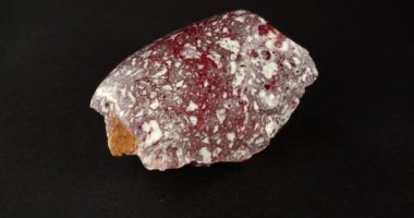 Gem opal Ukrayna yakın plan. Döndürme. Siyah arkaplanda mineral.