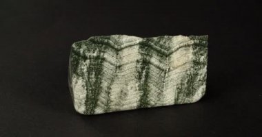 Siyah arka planda Skarn mineral rotasyonu. Primorsky Krai Rusya.