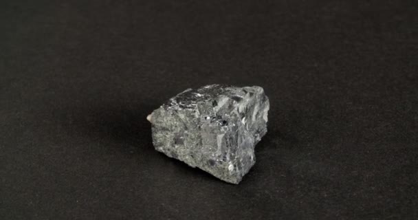 Rotation galena mineral på en svart bakgrund. Blymalm. — Stockvideo
