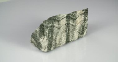 Beyaz arkaplanda Skarn mineral rotasyonu. Primorsky Krai Rusya.