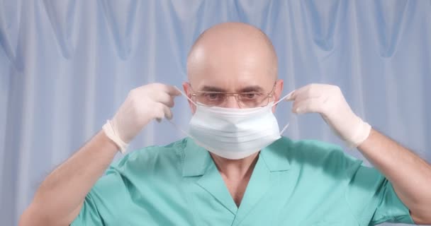 The doctor wears a close-up medical mask. — Stok video