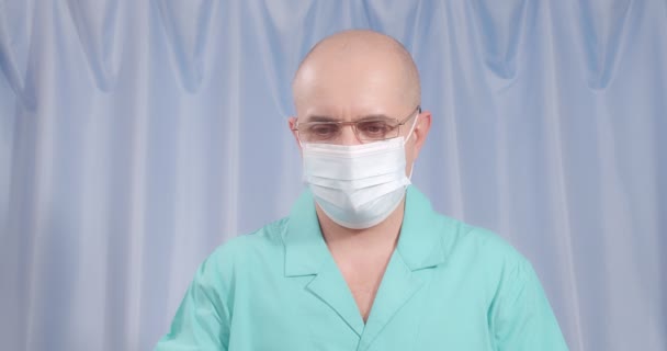 The doctor cannot make a choice between a large and a small enema. — Stok Video