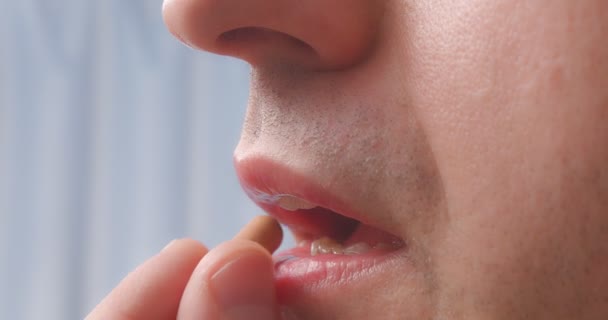 Seseorang menempatkan sebuah kapsul di mulutnya. Mengambil obat close-up. — Stok Video