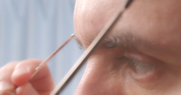 A man puts on close-up glasses. — Stock video