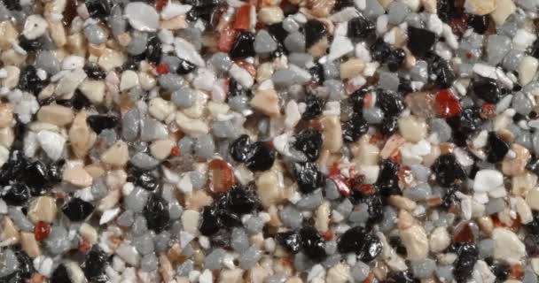Крупный план текстуры из мелкого мрамора чипсы. Серо-черный и бежевый цвет. — стоковое видео