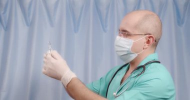 Doktor ampulü açmadan önce havayı alıyor..