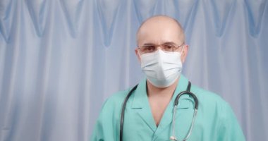 Doktor elinde bir tornavida tutuyor ve şaşırıyor..