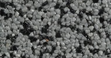 İnce mermer parçalarının yakın çekim dokusu. Gri ve siyah renk.