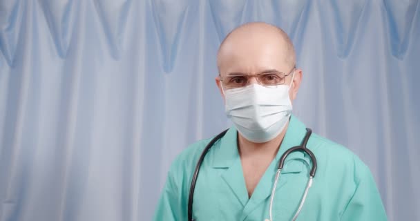 Lægen kalder på sig selv, inviterer patienten. – Stock-video