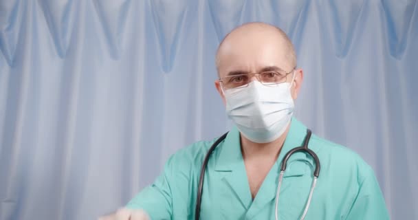 Lékař ukazuje nádobu pro sběr testů. — Stock video