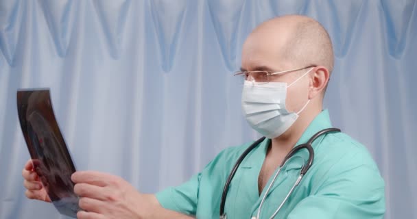 Doktor kafasının röntgenine bakıyor.. — Stok video
