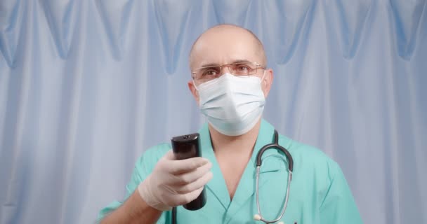 Läkaren håller fjärrkontrollen från TV:n i sina händer och växlar kanaler. — Stockvideo