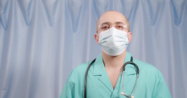 Ο θεραπευτής δείχνει την τάξη σε μπλε φόντο.. — Αρχείο Βίντεο