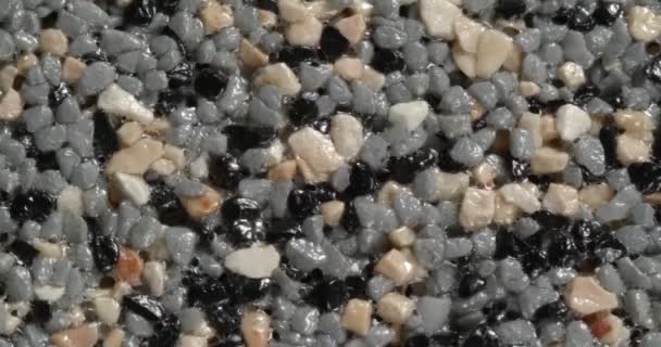 Egy közeli állagú finom márványforgács. Szürke és fekete és bézs színű. — Stock videók