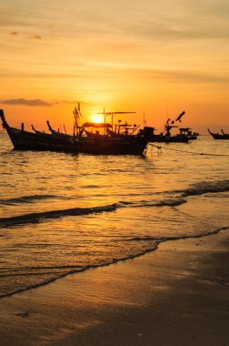 siluet tekne plaj ve günbatımı