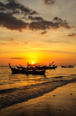 siluet tekne plaj ve günbatımı
